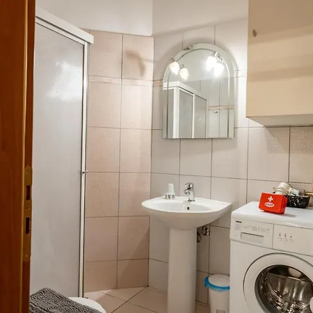 Apartment Flat In Excellent Location With Private Parking *