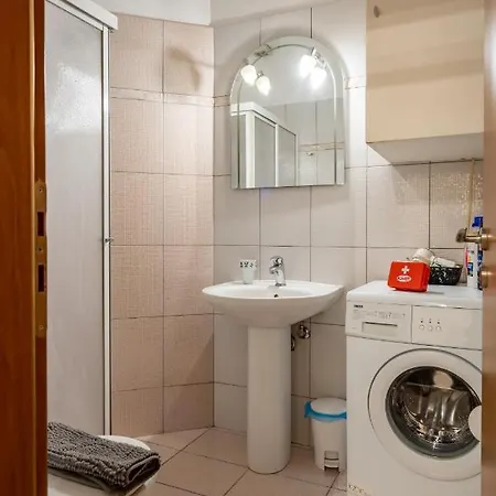 Flat In Excellent Location With Private Parking *