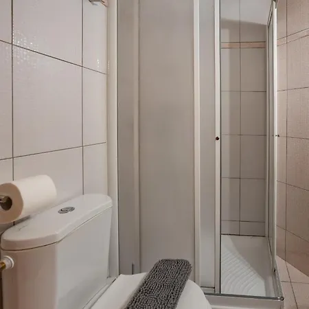 Apartment Flat In Excellent Location With Private Parking *
