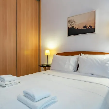 Flat In Excellent Location With Private Parking Apartment *
